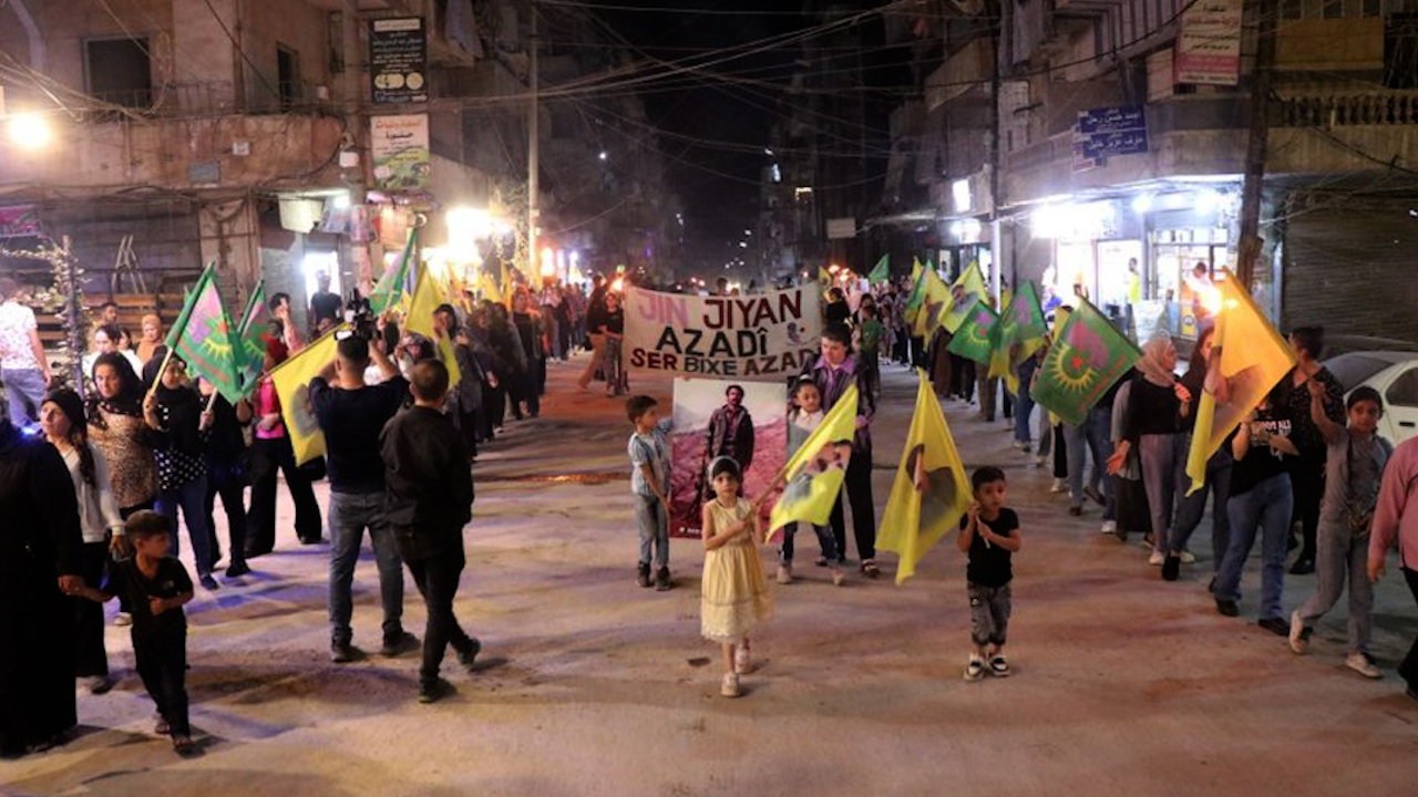 Yekitiya Jinên Ciwan a Helebê ji bo salvegera 15’ê Tebaxê meşek li darxist