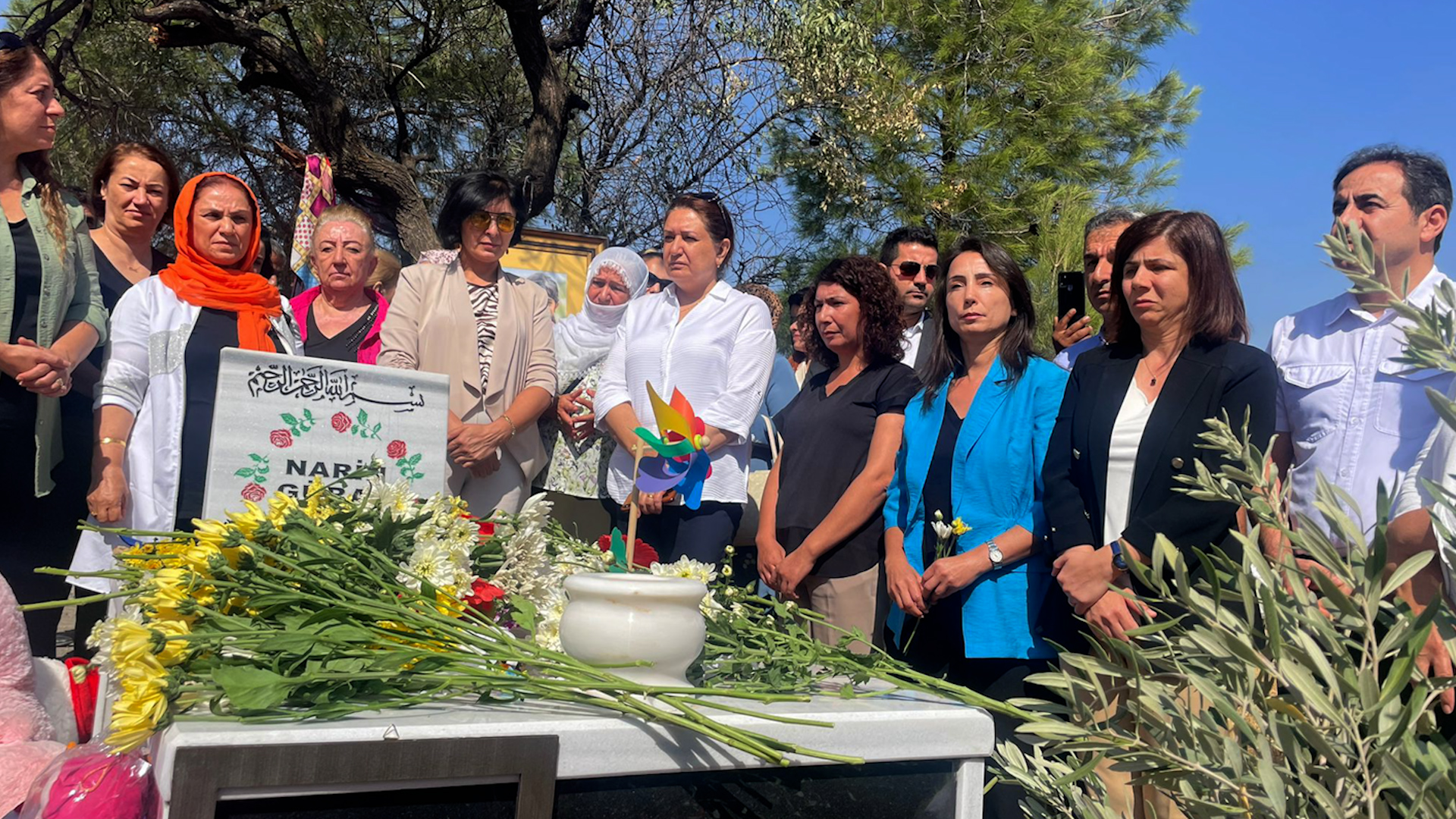 Şandeya DEM Partî serdana gora Narîn Guran kir