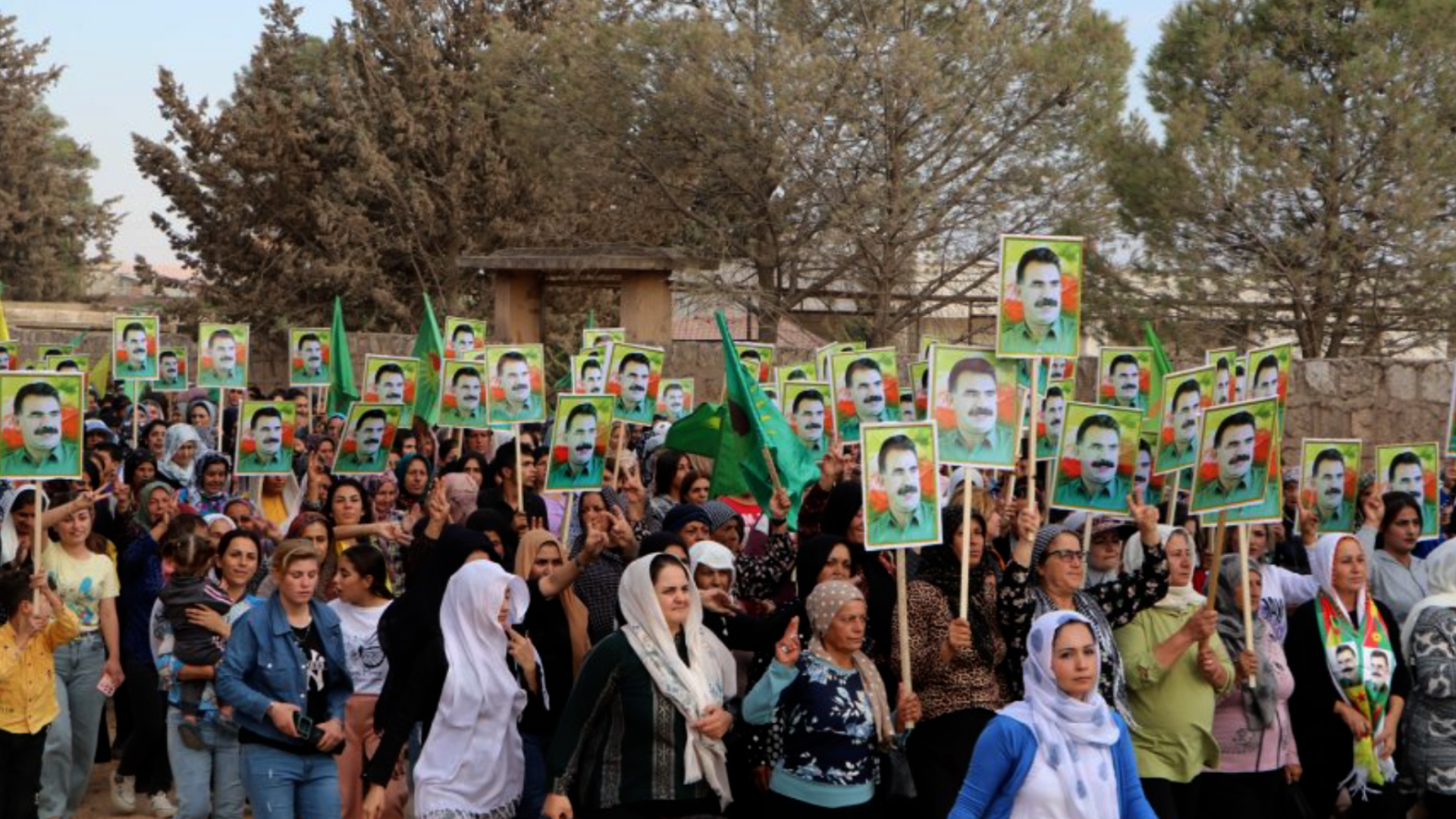 Koçberên Efrînê û xelkê Şehbayê tecrîda li ser Rêber Apo şermezar kirin