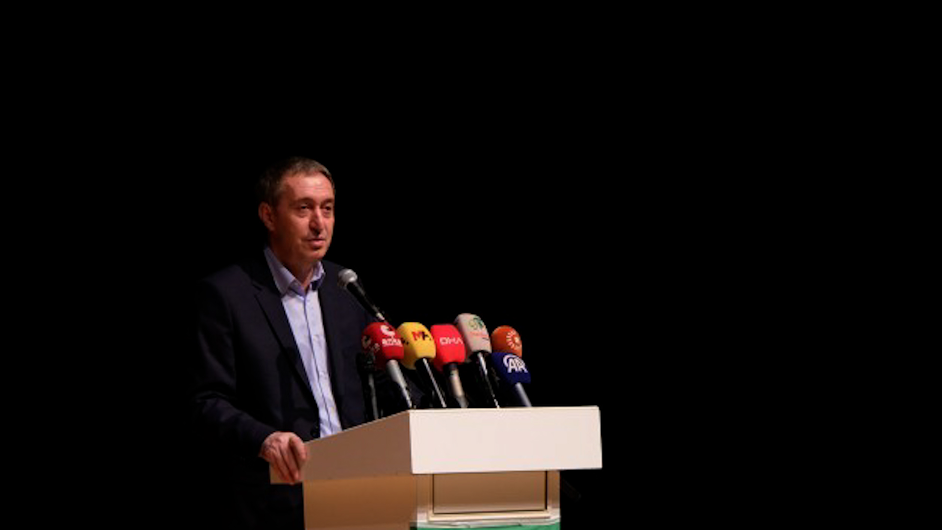 Hevserokê giştî yê DEM Partî Tûncer Bakirhan li Amedê tev li civîna gel bû