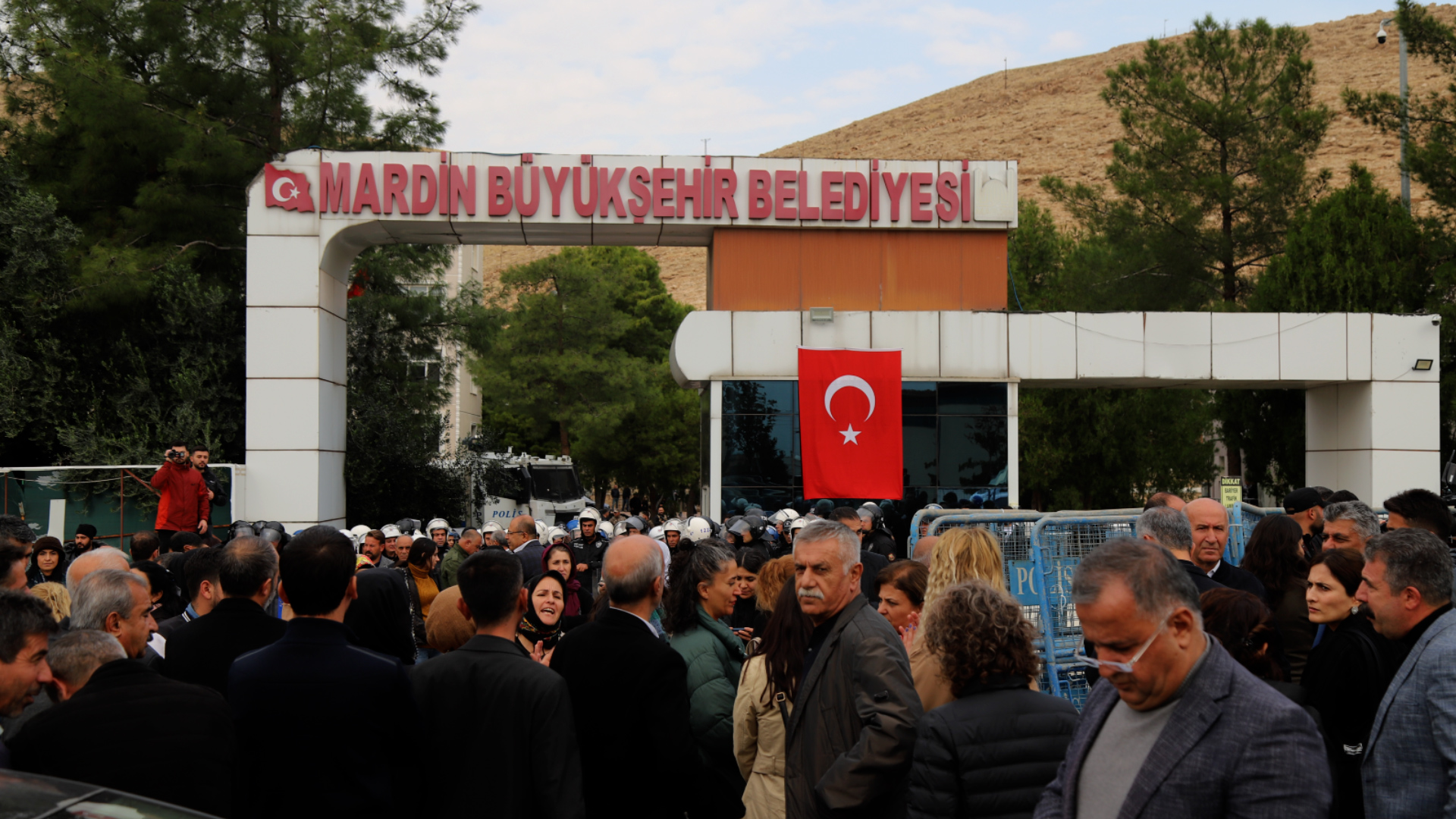 Li dijî xespkirina şaredariyan xelkê Bakurê Kurdistanê daketin qadan