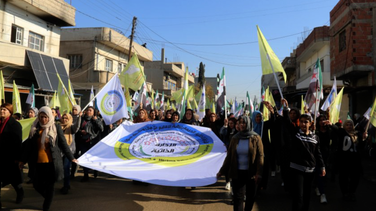 Xelkên Amûdê bi meşekê êrişên dagirkeriyê şermezarkirin û piştgirî dan QSD’ê