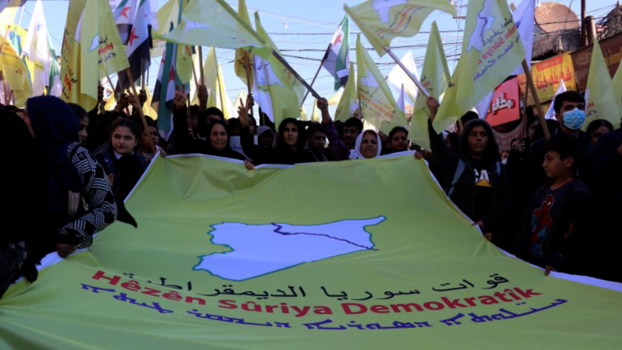 Bi hezaran xelkên bajarê Qamişloyê li dijî dagirkeriyê meşiyan