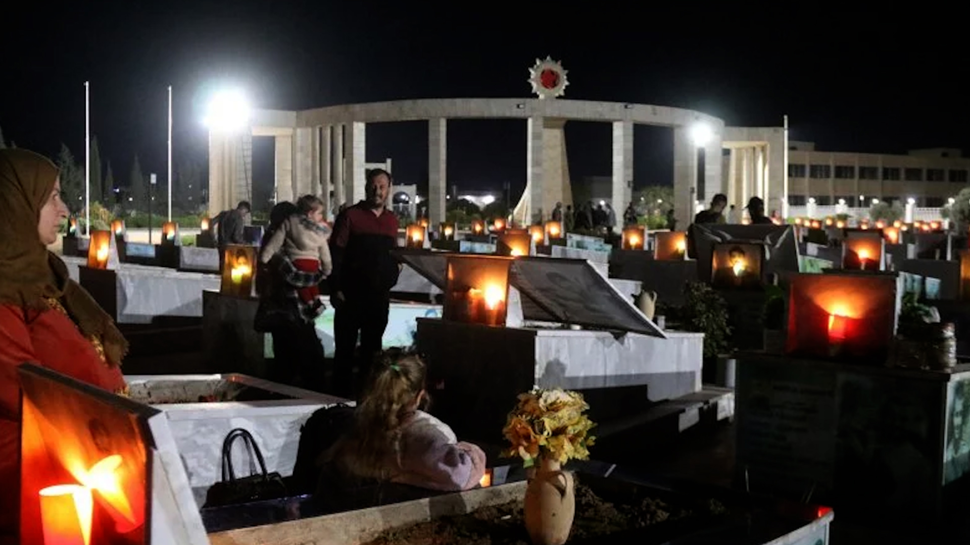 Di şeva cejna Remezanê de mûm li ser gorên şehîdan hatin pêxistin