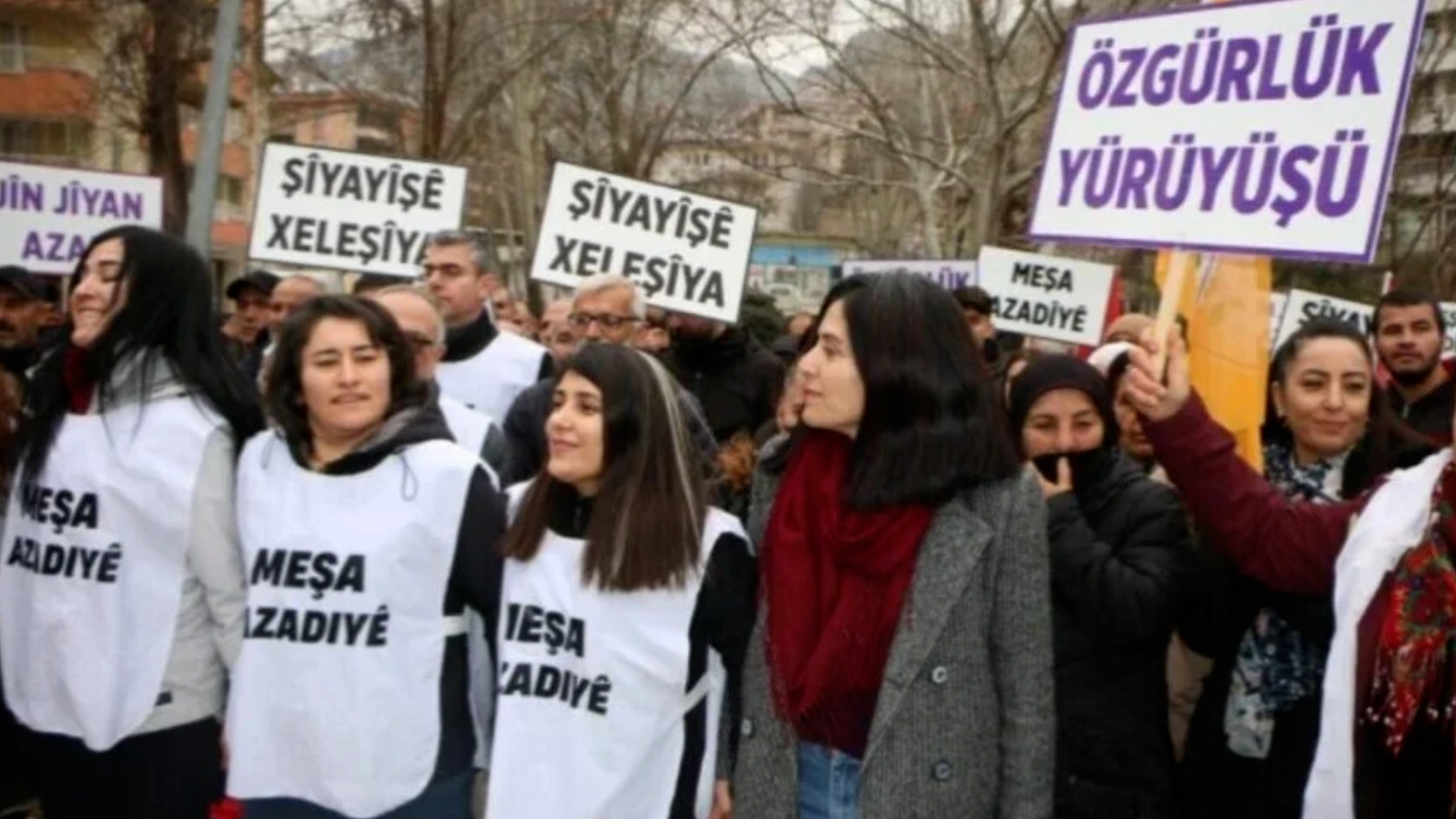 Bi hinceta govend li stranên Kurdî gerandin cezayê girtinê da 5 siyasetmedaran