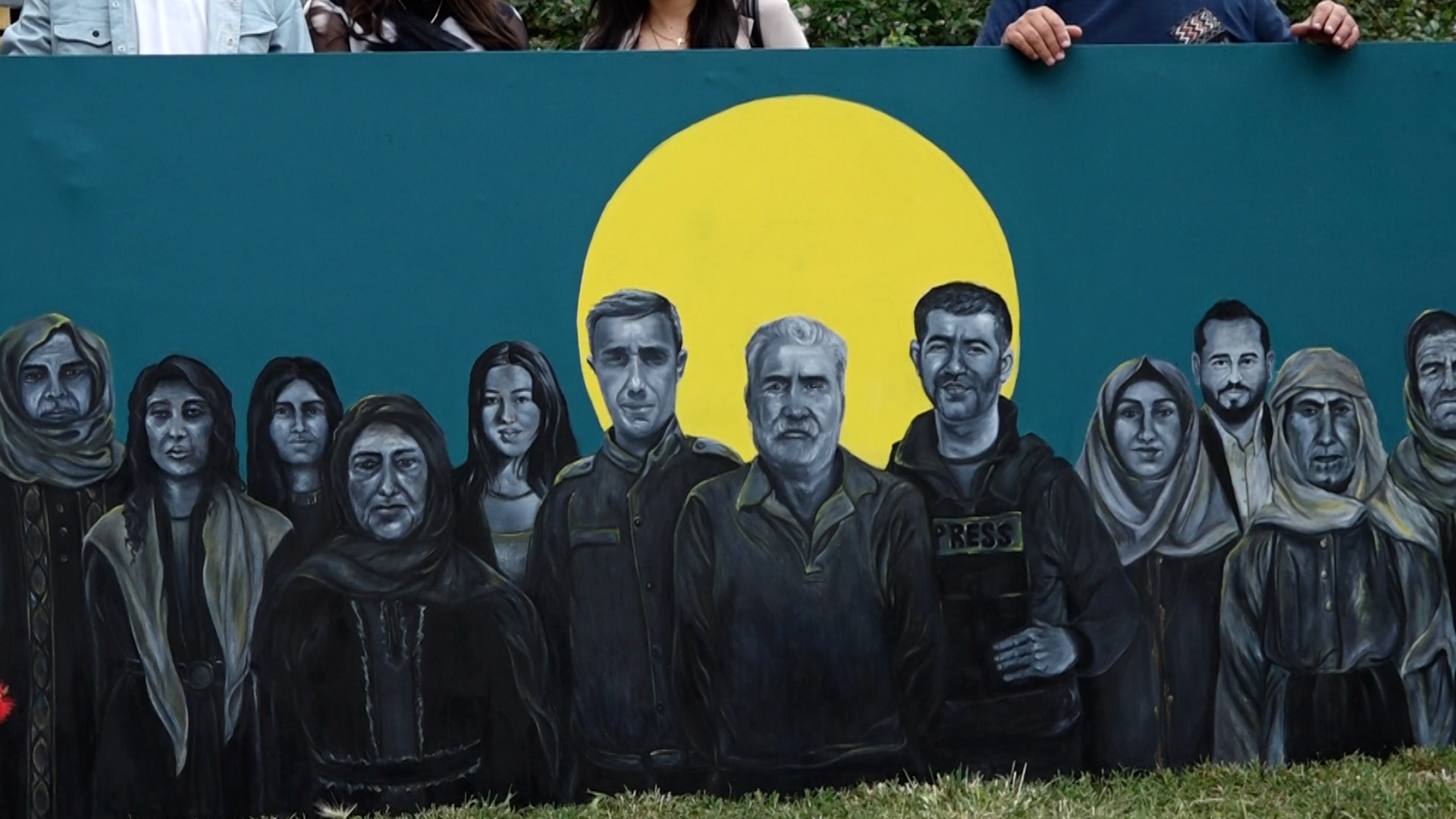Şêwekarên navenda Baqê Xido wêneyek diyarî YPJ’ê kirin