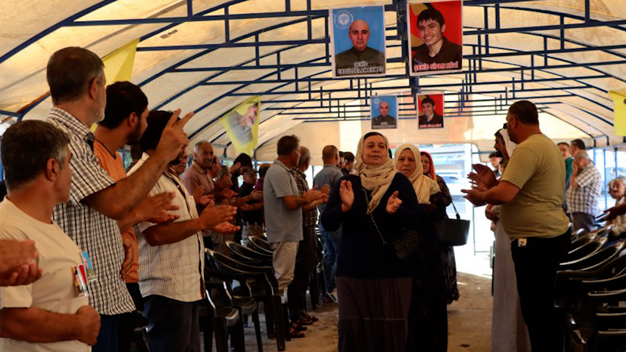 Xelkê Qamişlo sersaxî ji malbatên şehîd Ebduselam û Sîpan Hêvî re xwestin