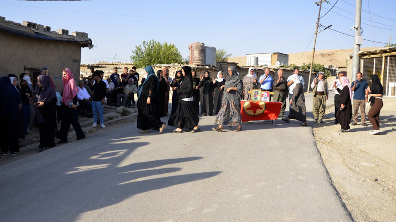 Xelkê Mexmûrê serdana konê sersaxiyê yê şehîd Cîger Goyî kirin