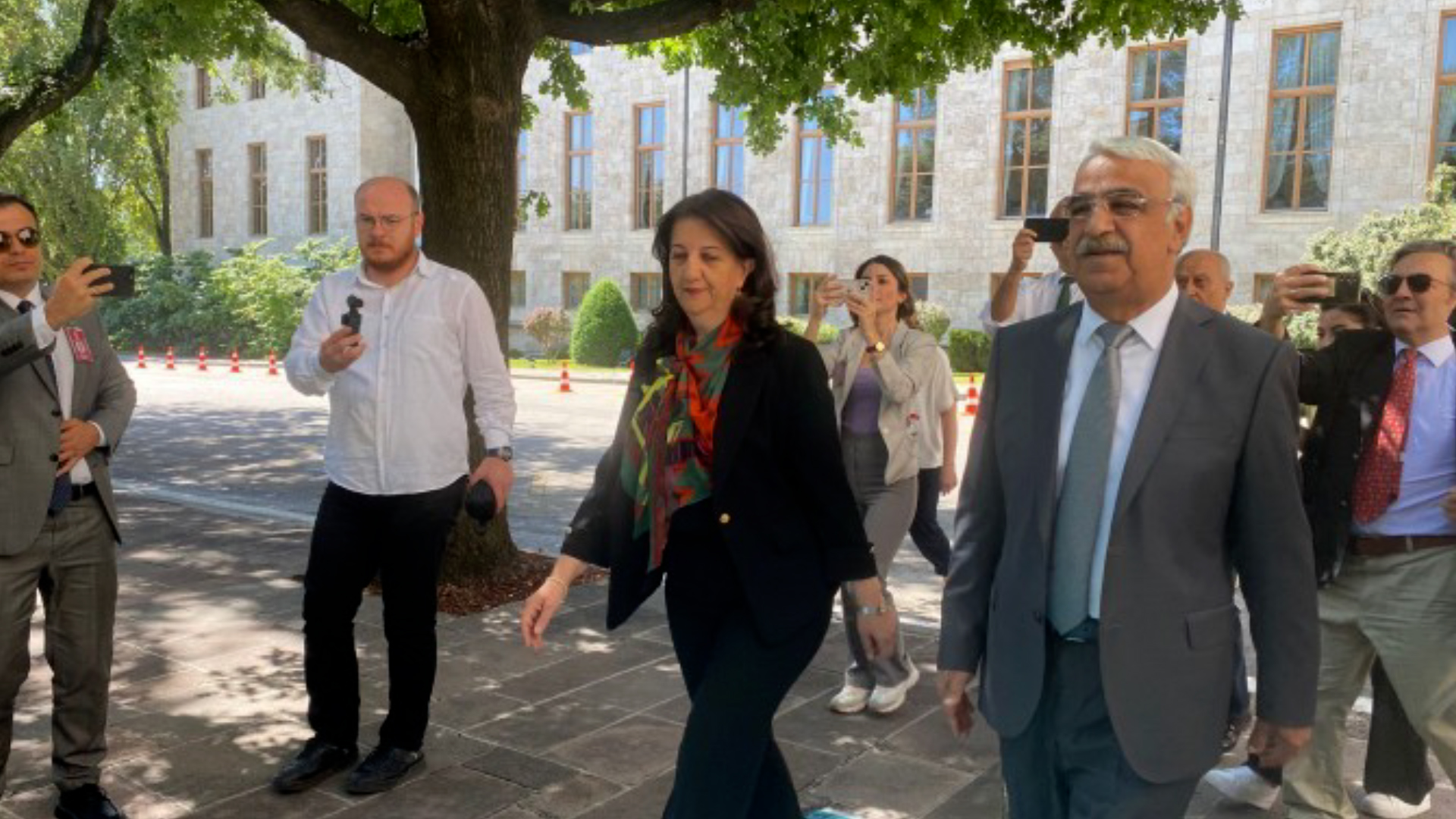 Şandeya Îmraliyê û Serokê Meclisa Tirkiyê hevdîtin pêk anîn