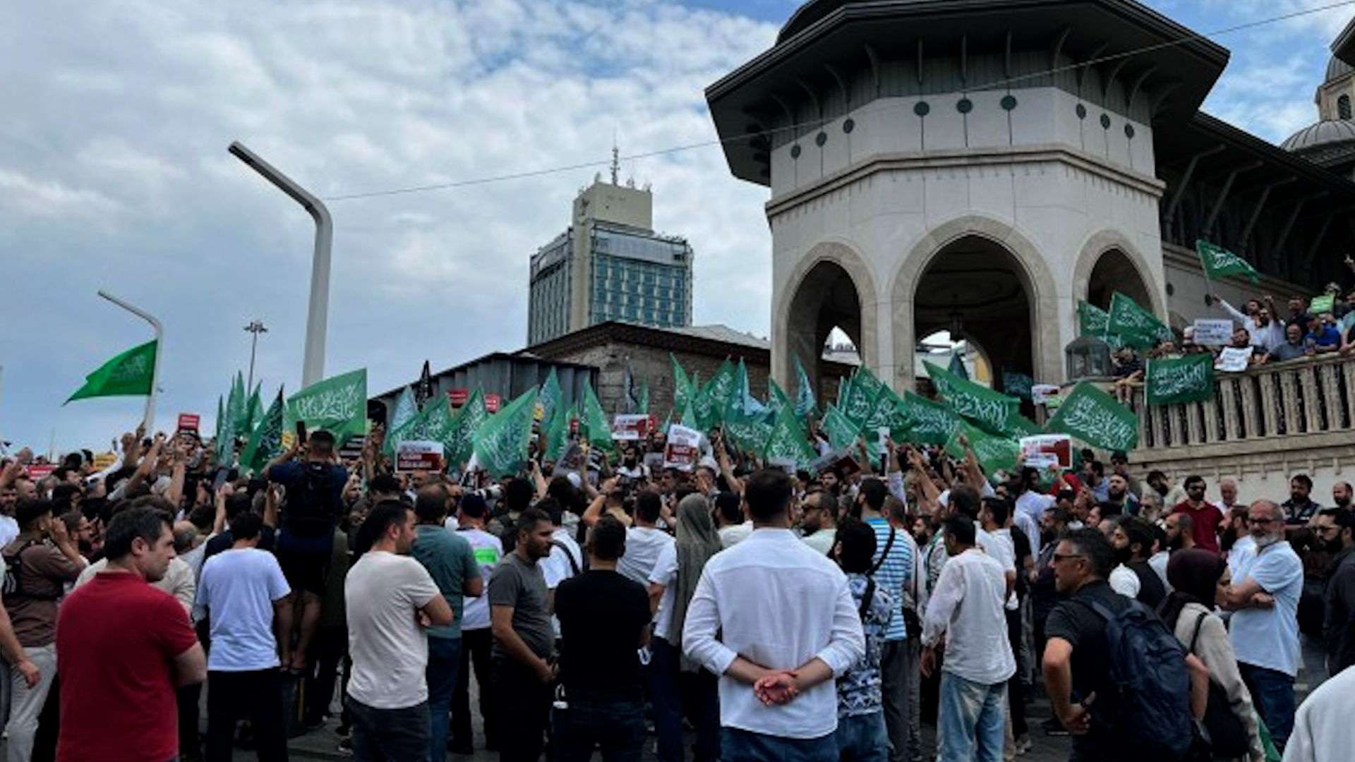 Komeke paşverû li beyoglûyê Stenbolê kom bû