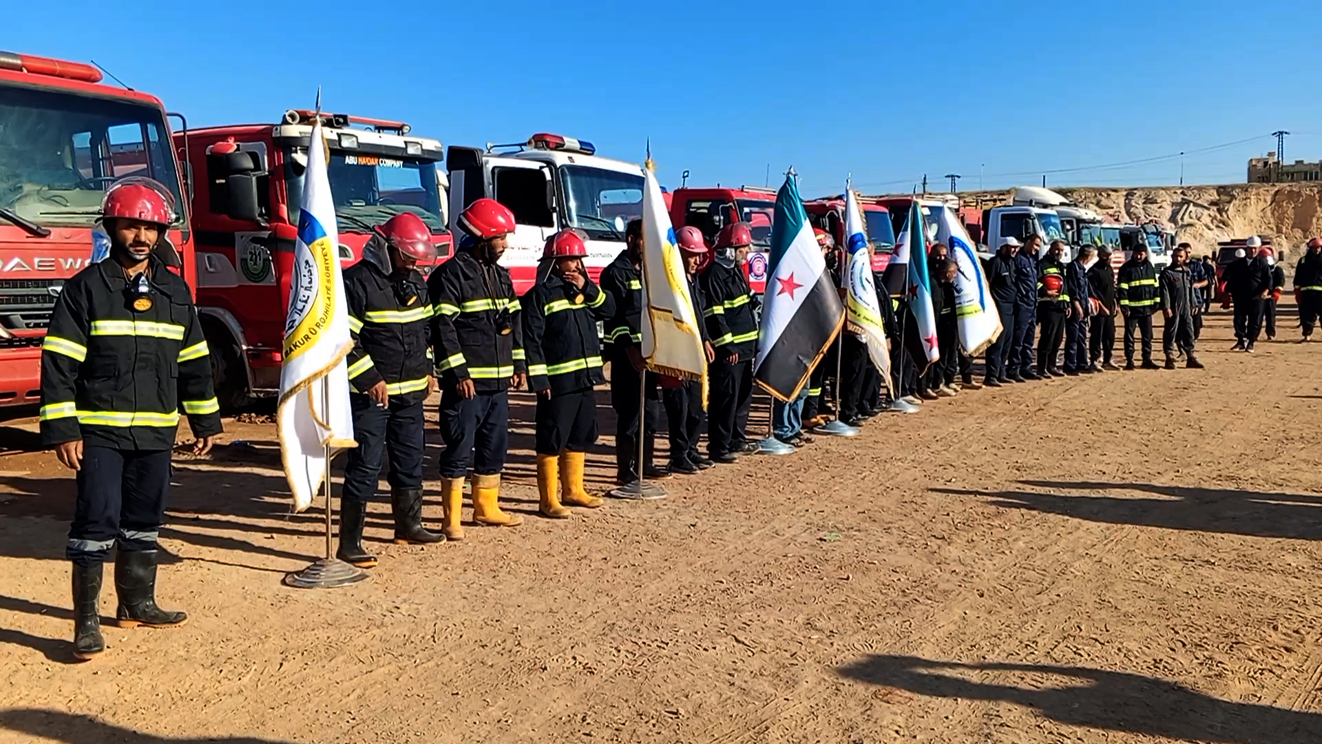 Rêveberiya Xweser ji bo vemirandina şewatên li peravê karwanê piştgiriyê şand