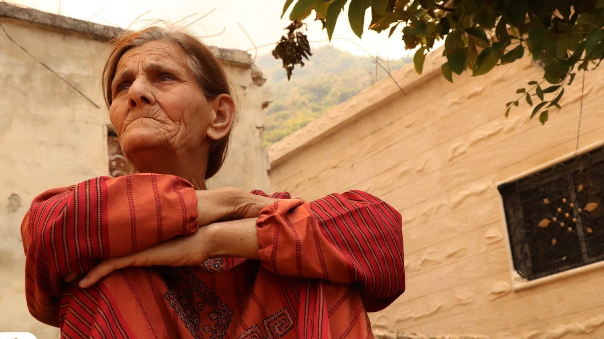 Li Hema tevî nêzîkbûna agir ji mala wê, jina 70 salî dest ji mala xwe bernade