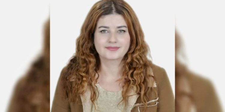 Nivîskara Sûrî Sara Ebas daxwaza hevdîtina Rêber Apo dike