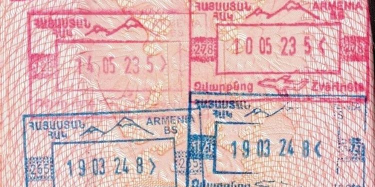 Ermenistan çiyayê Araratê ji mohra pasaporta xwe derdixe
