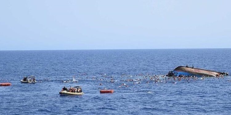 Li peravên Lîbyayê keştiya koçberan noqî avê bû bi dehan kes winda ne