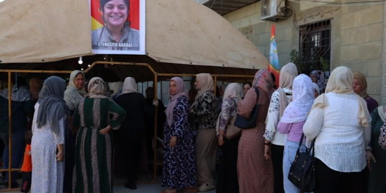 Gelê Firatê çûn serdana konên sersaxiyê şehîd Engîzek û Rustem