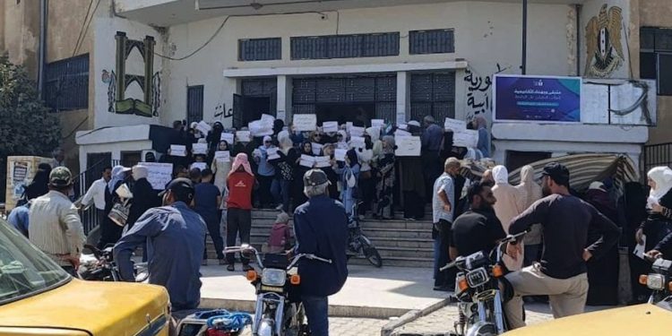 Mamosteyên bajarê Dêrazorê Mudîriyeta Perwerdeyê şermezar kirin