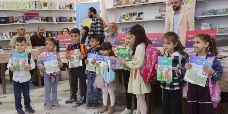 Keyfa zarokan a li pêşangeha pirtûkan
