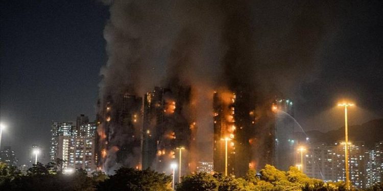 Li Hong Kong’ê li avahiya 8 blokî şewatek mezin derket