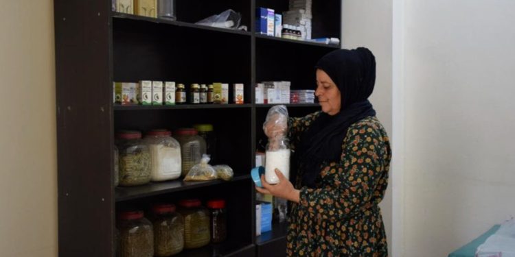 Jineke ji Hesekê ji xwezayê dermanan çêdike û êşa nexweşan sivik dike