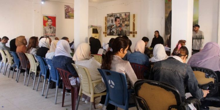 Rûniştinên şîrovekirina Manîfestoya Aştî û Civaka Demokratîk dest pê kirin
