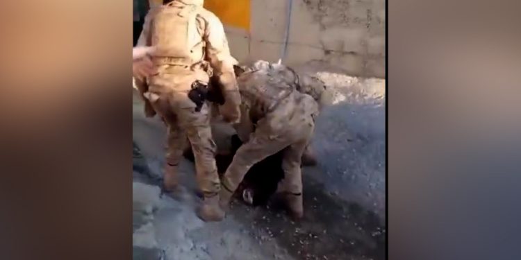 Li Wanê leşkerên Tirk welatiyekî êşkence dikin