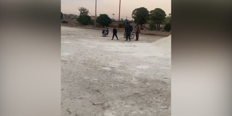 Hêzên hikumeta veguhêz li Dêr Hafir bi dironê êriş pêk anî, zarokek birîndar bû