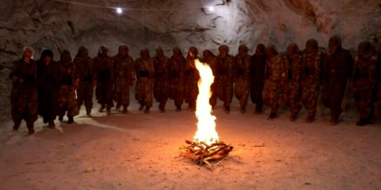 Gerîlayên azadiyê Cejna Berxwedana Neteweyî pîroz kirin
