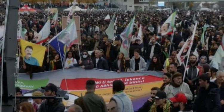 Mitînga mezin a Kolnê bi dawî bû; Azadiya Rêber Apo mifteya aştiyê ye