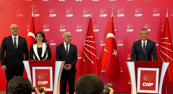 Şandeya Îmraliyê bi serokê CHP’ê re hevdîtin pêk anîn