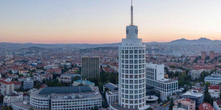 Li Enqerê balafir ket: Serfermandarê Lîbyayê tê de bû