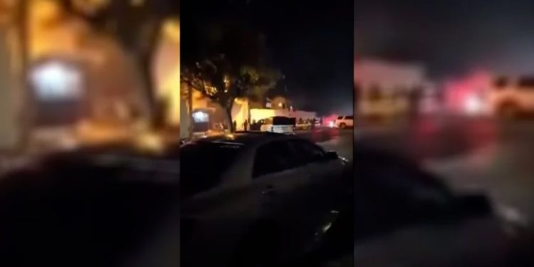 Pevçûn di navbera hêzên hikûmeta veguhêz û komeke çekdar rû da