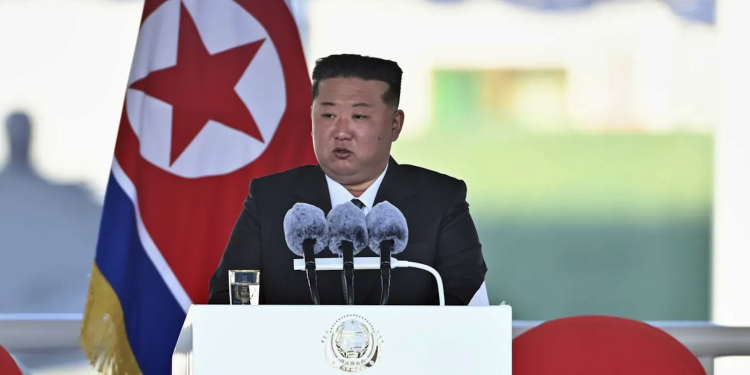 Serokê Koreya Bakur çavdêriya ceribandina moşeka Krûz a dûravêj kir