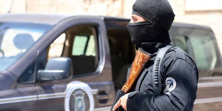 Endamekî hêzên hikumetê li kalemêrekî astengdar da