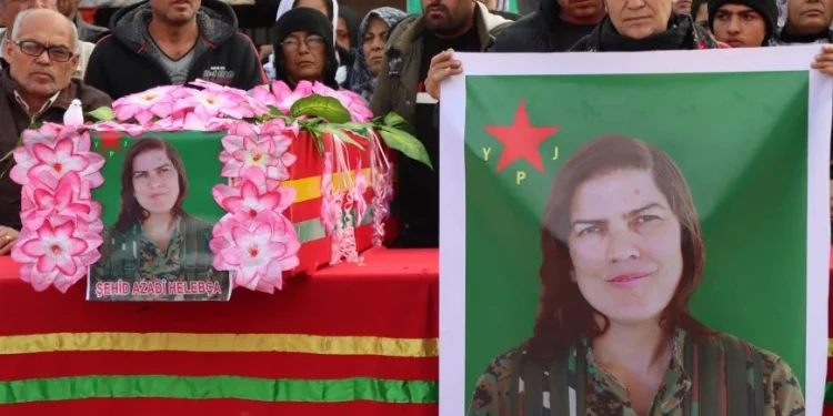 Bi sedan kesî cenazeyê şehîd Azadî Helebce oxir kir