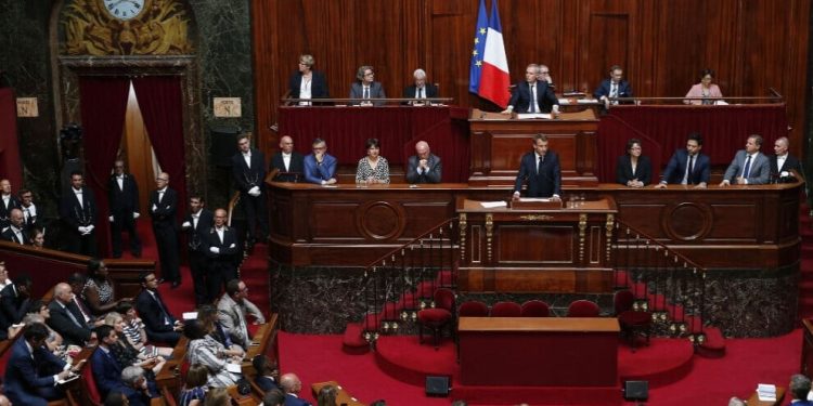 Partiyên Fransayê ji bo êrişên li Helebê bang li Macron kirin