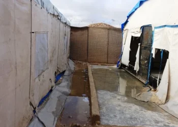 Dibistanên Kampa koçberên Girê Spî ji ber barana zêde rawestaiya