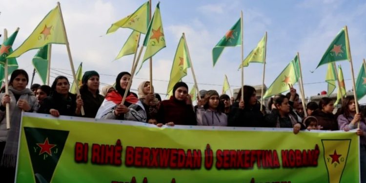 Şêniyên Kobanê bi boneya salvegera rizgarkirina bajarê xwe meşiyan