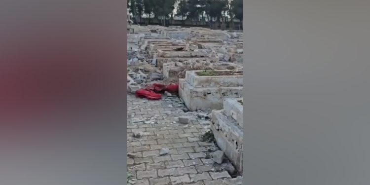 Li Minbicê xwediyê erdan ji bo veberhênanê gorên şehîdan radike