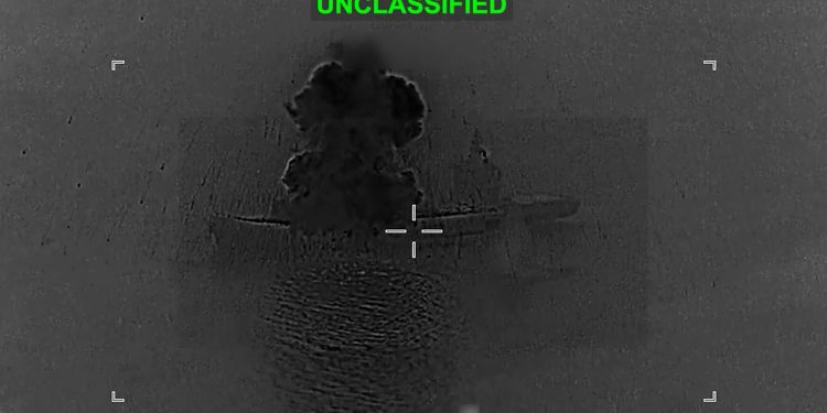 CENTCOM: Me li keştiya dronhilgir a Îranê xist û keştî dişewite