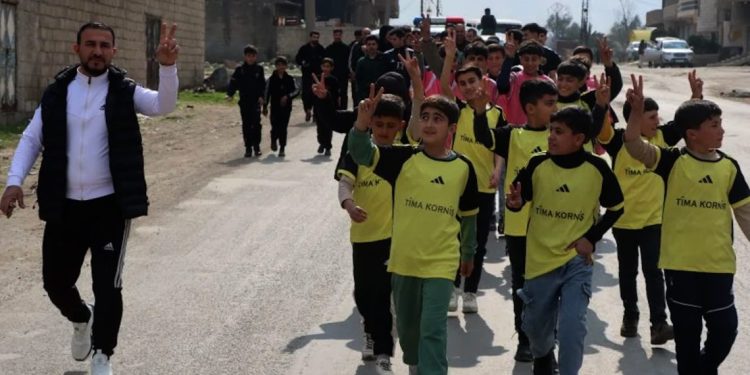 Werzişvanên Dêrikê bi meşeke çûn Pakrewangeha Şehîd Xebat Dêrik