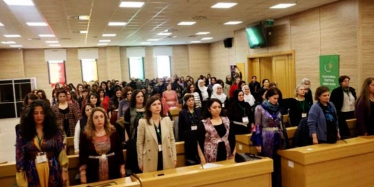 Yekîtiya Jinên Kurd komcivîn li dar xist