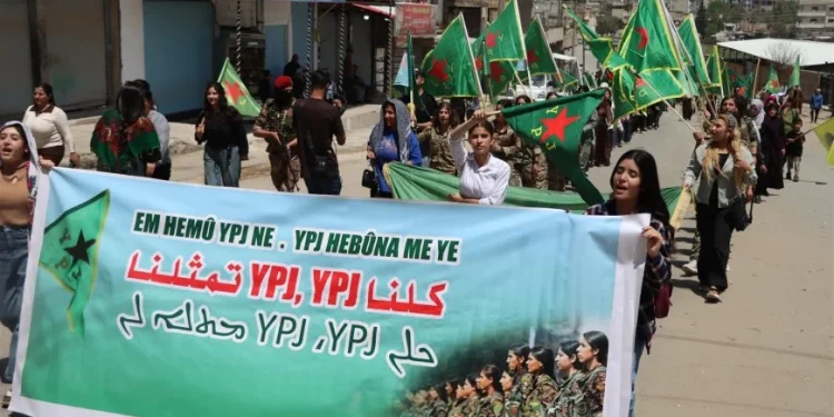 Li Dêrikê meşeke girseyî ji bo piştgiriya YPJ`ê