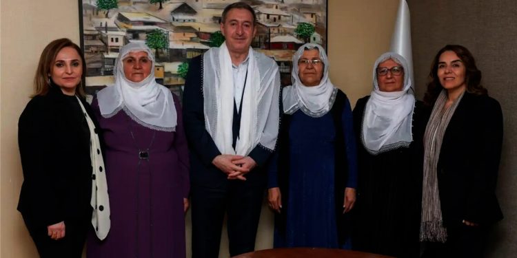 Şandeya dayikên Aştiyê bi Tuncer Bakirhan re hevdîtin pêk anîn