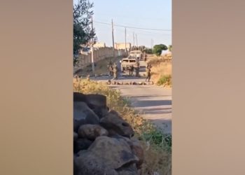 Îsraîlê êrişî herêma Yermûk ya li gundewarê Derayê kir û gelek kes koçber bûn