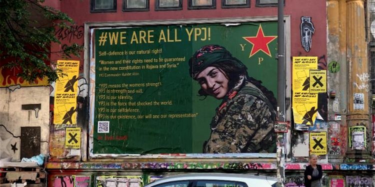 Polîsên Hamburgê pankarta ji bo piştgiriya YPJ’ê boyax kirin