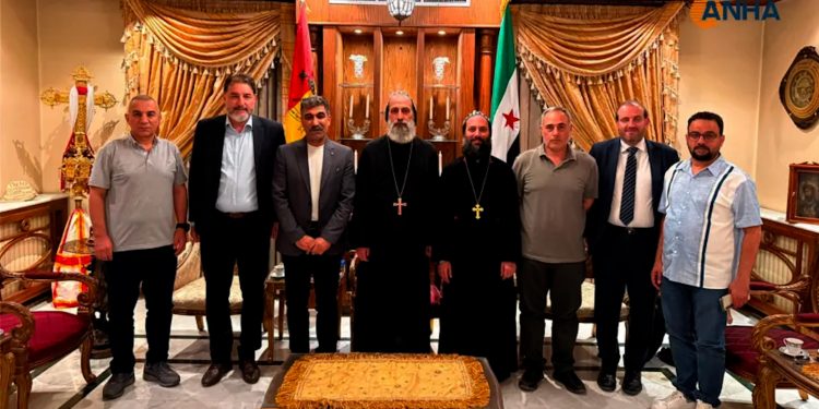 Nûnerê Patrîkê Suryan li Helebê bi fermandarên kurd re hevdîtin kir