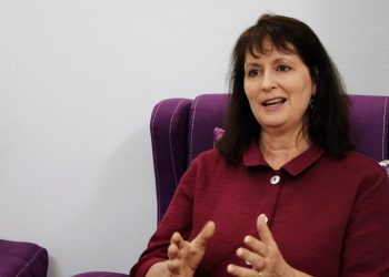 Nadine Maenza: Ilham Ehmed û hevalên xwe di nava aloziyê de aramî parast