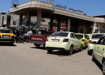 Ji ber kêmbûna benzîna baş li pêşiya benzînxaneyan qelebalix çêdibe
