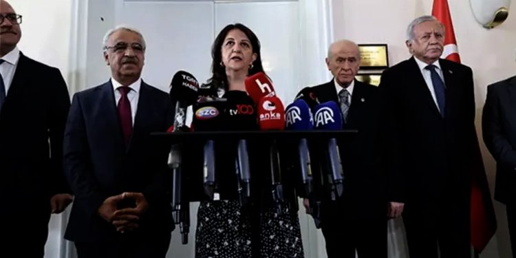 Şandeya Îmralî ya DEM Partî bi serokê MHP’ê Bahçelî re civiya